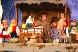 Krippe mit Figuren Krippe mit Figuren